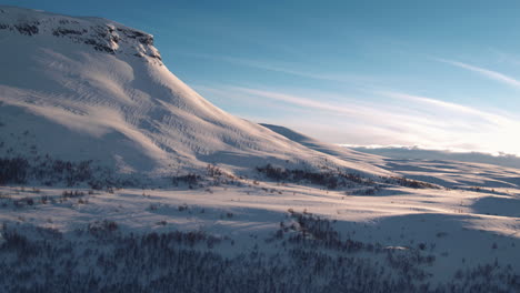 Toma-Aérea-Cinematográfica-Absolutamente-Impresionante-De-Una-Montaña-Cerca-De-Kilpisjarvi