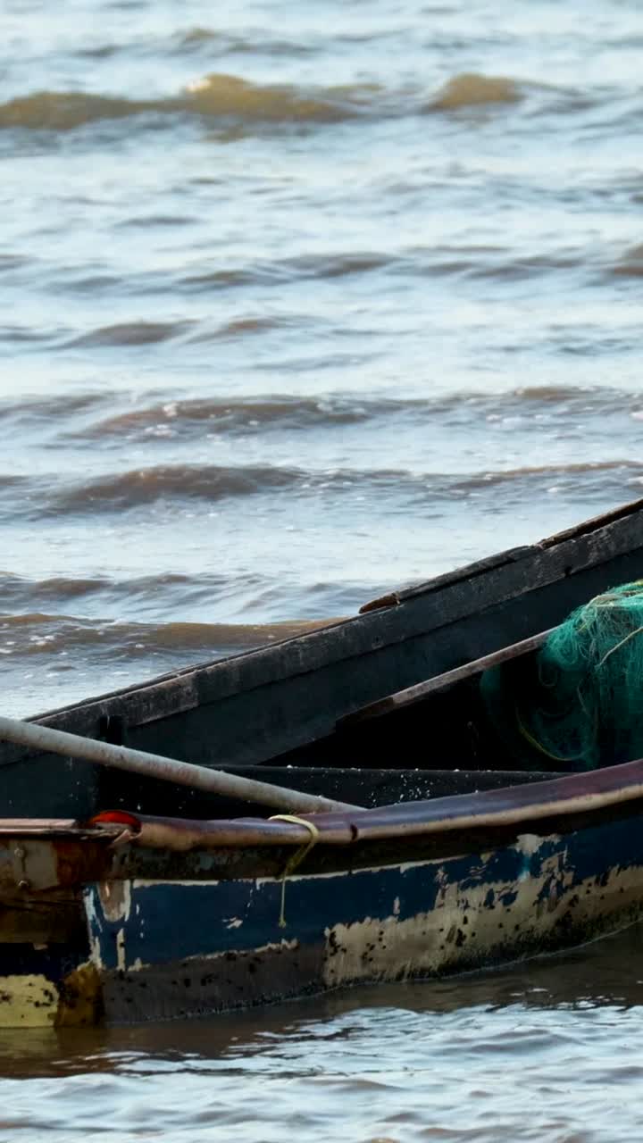 un barco balanceándose suavemente en las olas de pattaya