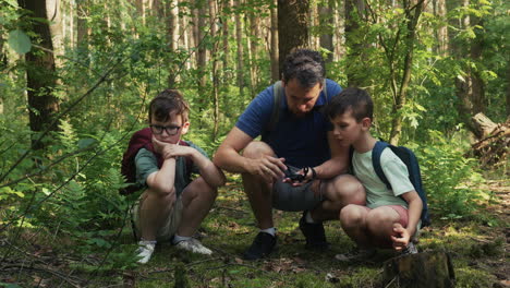 familia siguiendo la ruta en el bosque