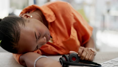 bostezando, call center o cansada mujer negra durmiendo