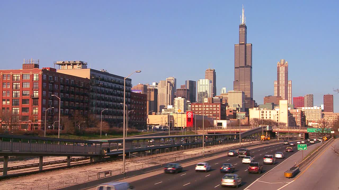 lapso de tiempo de los autos conducen por una autopista que se dirige a chicago, illinois