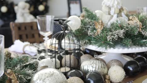 un primer plano de una mesa de navidad decorada