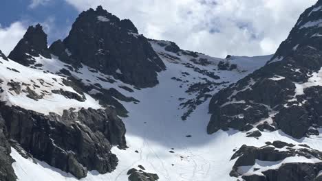 Freeriders-on-snowy-slope-with-rocks