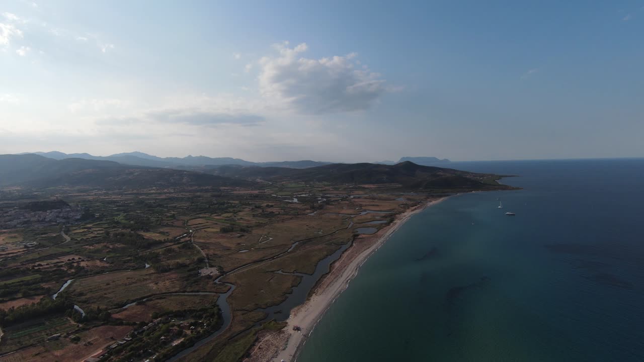 Zoom indietro della costa italiana, con color grading