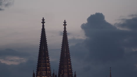 Die-Obere-Spitze-Des-Kölner-Doms-Mit-Schönen,-Vorbeiziehenden-Wolken-Im-Hintergrund