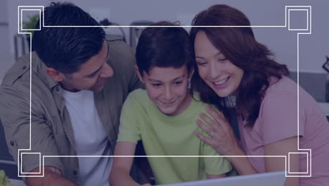 familia sonriendo y mirando la pantalla de la computadora, con animación de marco geométrico