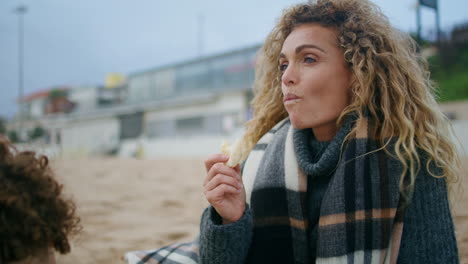 Junge-Mutter-Macht-Picknick-Am-Herbstwochenende.-Schöne-Eltern-Essen-Snack