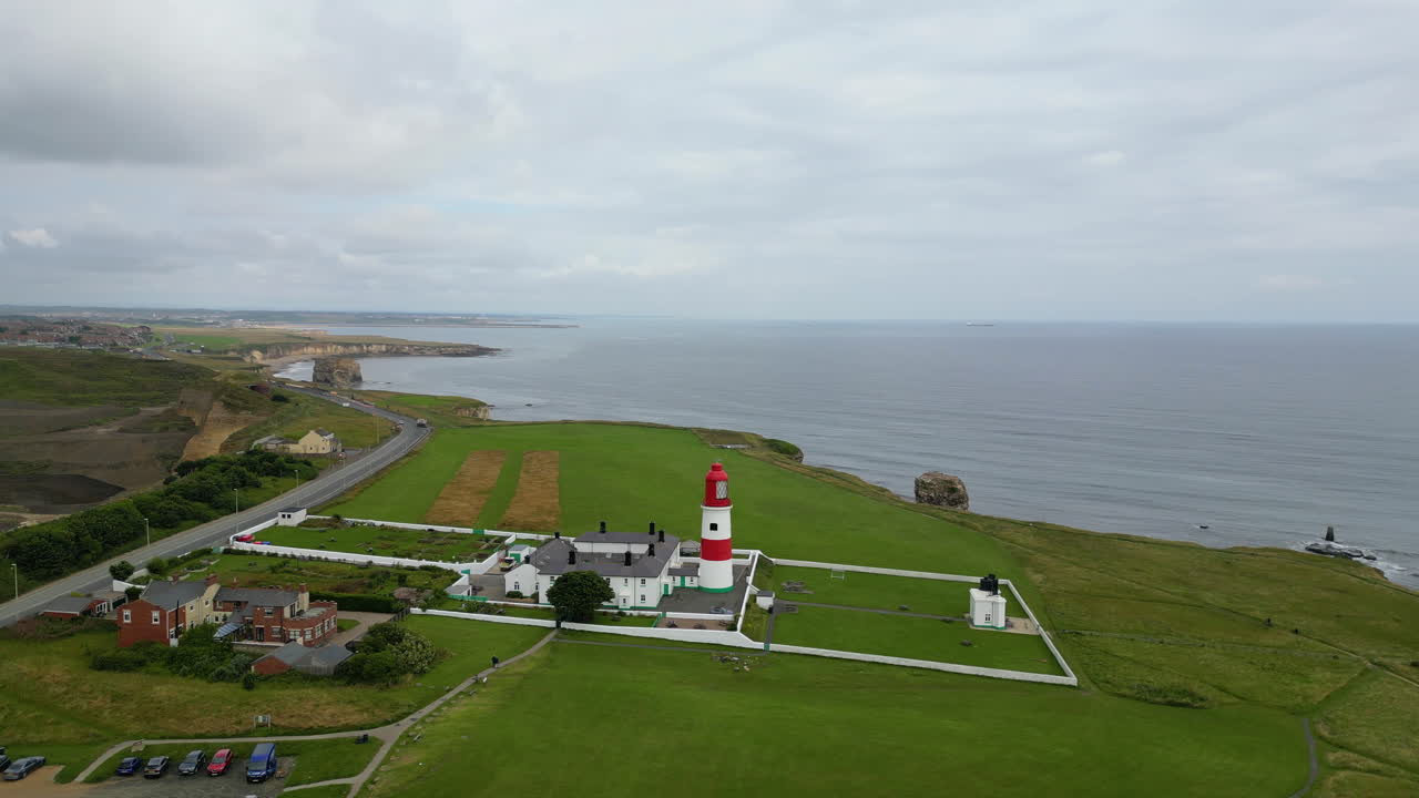 tomada aérea de un dron del faro de souter y la costa del mar de sunderland en el noreste de inglaterra