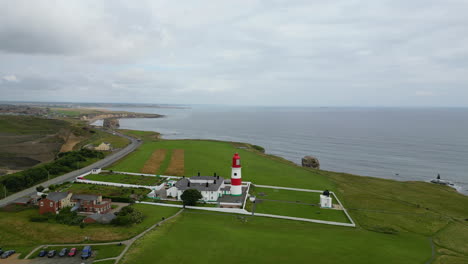 Toma-Aérea-De-Drones-Del-Faro-De-Souter-Y-La-Costa-Marina-De-Sunderland,-Noreste-De-Inglaterra