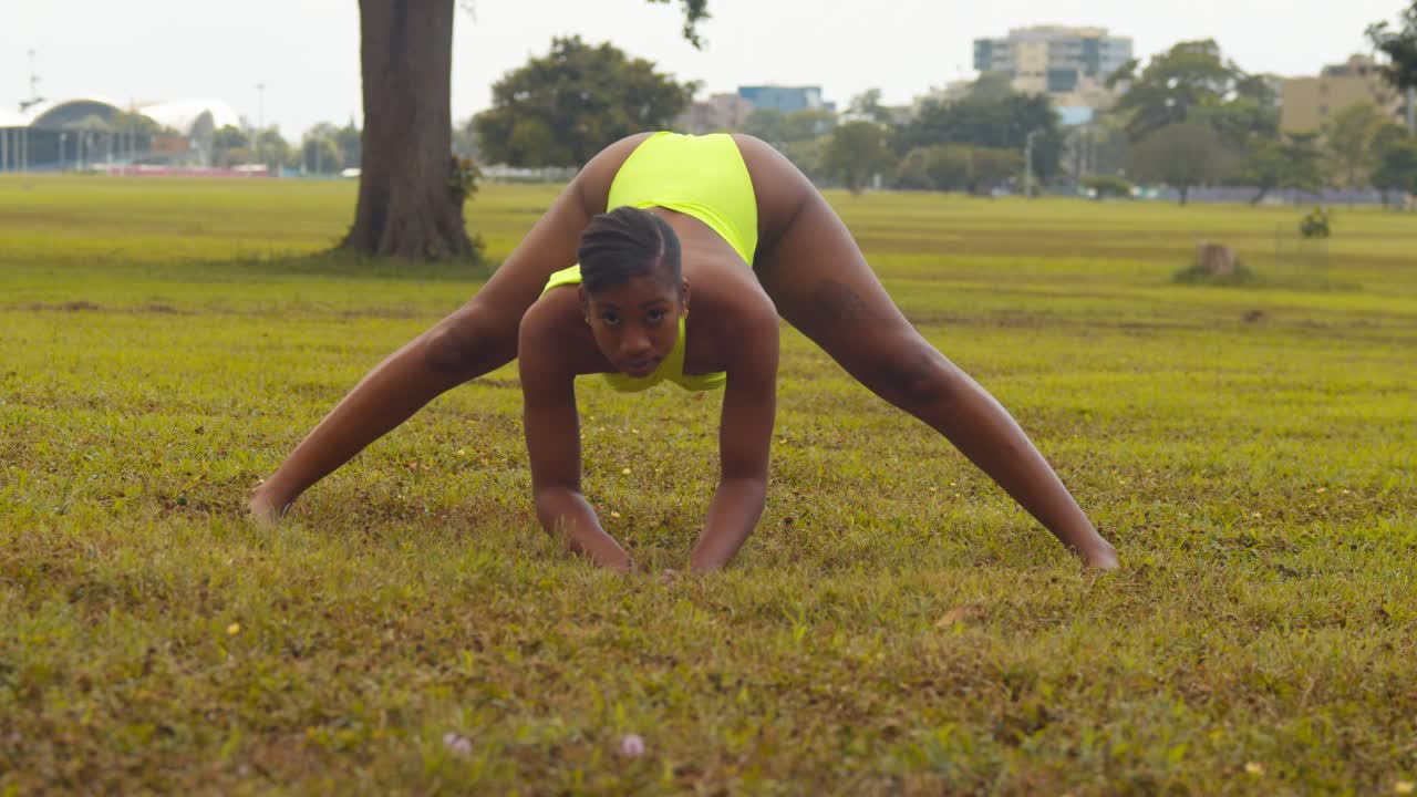 la ciudad de puerto españa en el fondo mientras que una modelo en bikini en primer plano