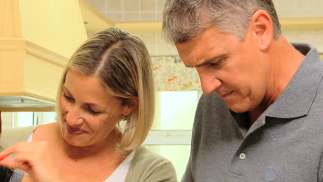 los padres le dan a su bebé algunas verduras para que las pruebe