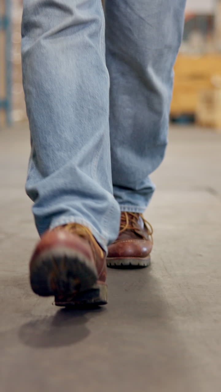 Scarpe marroni e jeans