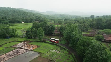 Staatsbus-Fährt-In-Der-Regenzeit-Durch-Den-Wald,-Drohnenansicht-In-Konkan