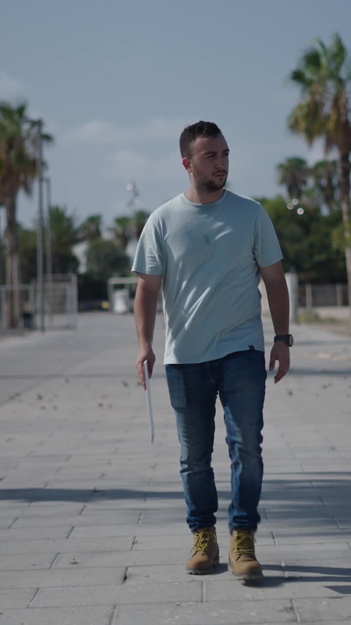 Uomo che cammina su una strada pavimentata