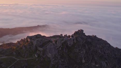 Castelo-de-Monsanto-Ruïne-Portugal-on-Mountain-top-during-low-clouds-morning,-aerial