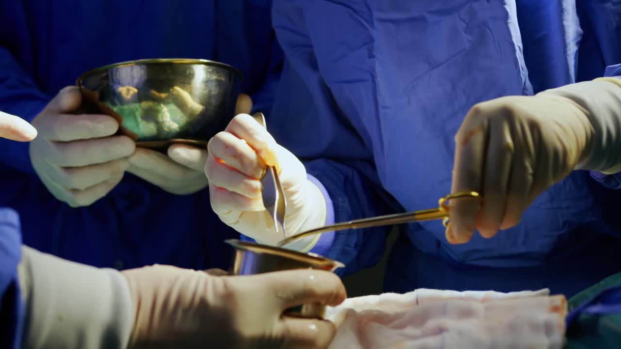 cirujanos que realizan la operación 4k