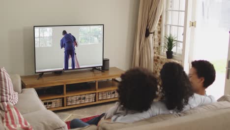 Zusammenstellung-Einer-Glücklichen-Familie,-Die-Zu-Hause-Zusammen-Sitzt-Und-Sich-Ein-Judo-Match-Im-Fernsehen-Ansieht