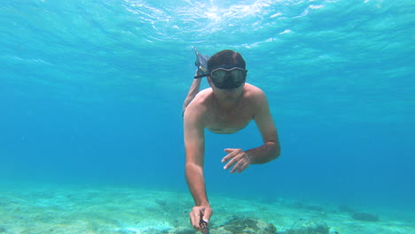 Schwimmen-Sie-Mit-Einer-Action-Cam-Im-Blauen-Ozean