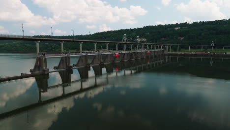 gran puente de la presa con perfectas reflexiones espejadas en el agua en little rock, arkansas