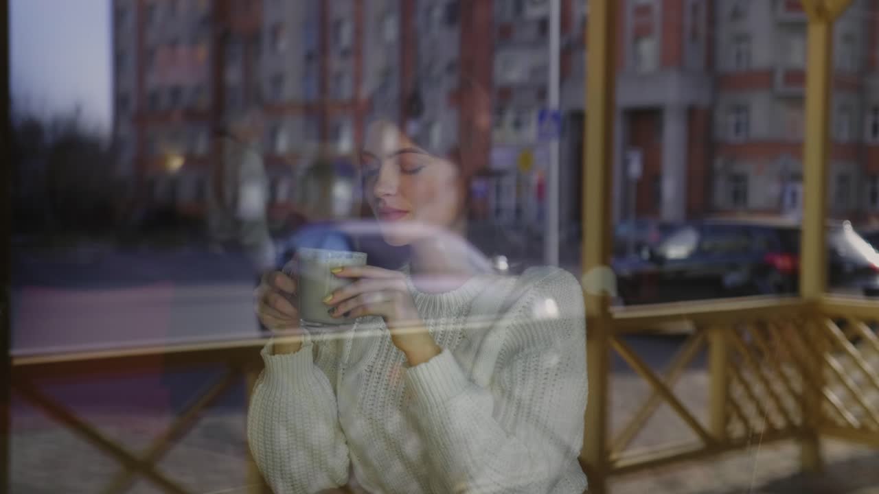 mujer disfrutando de un latte en un café