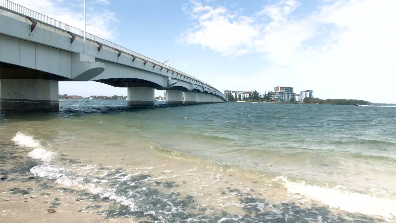 파도가 해변에 부딪치는 파라다이스 포인트 브리지