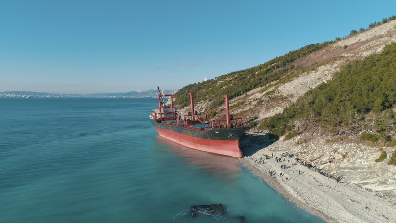 barco de carga abandonado en la playa