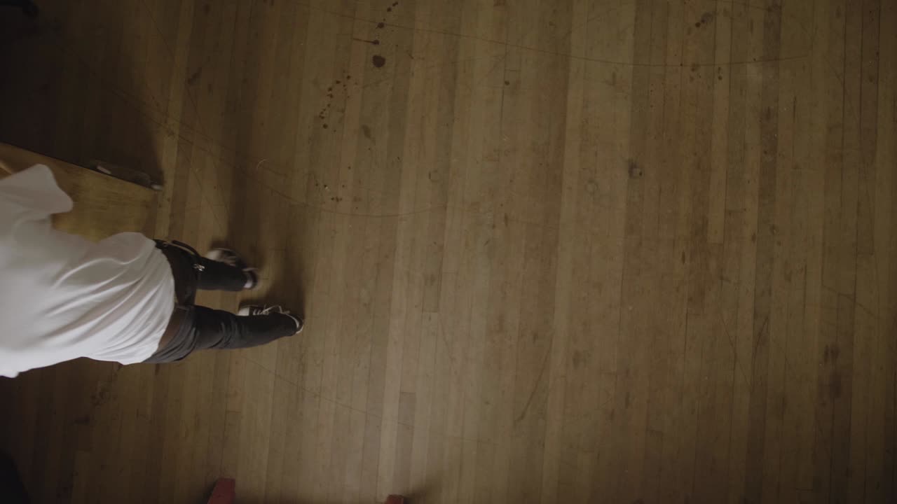 나무 바닥을 가로질러 내 피아노 굴리기 - 상위 뷰