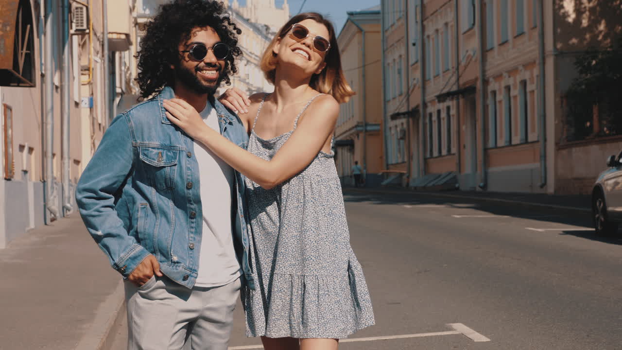 una pareja paseando por una calle de la ciudad