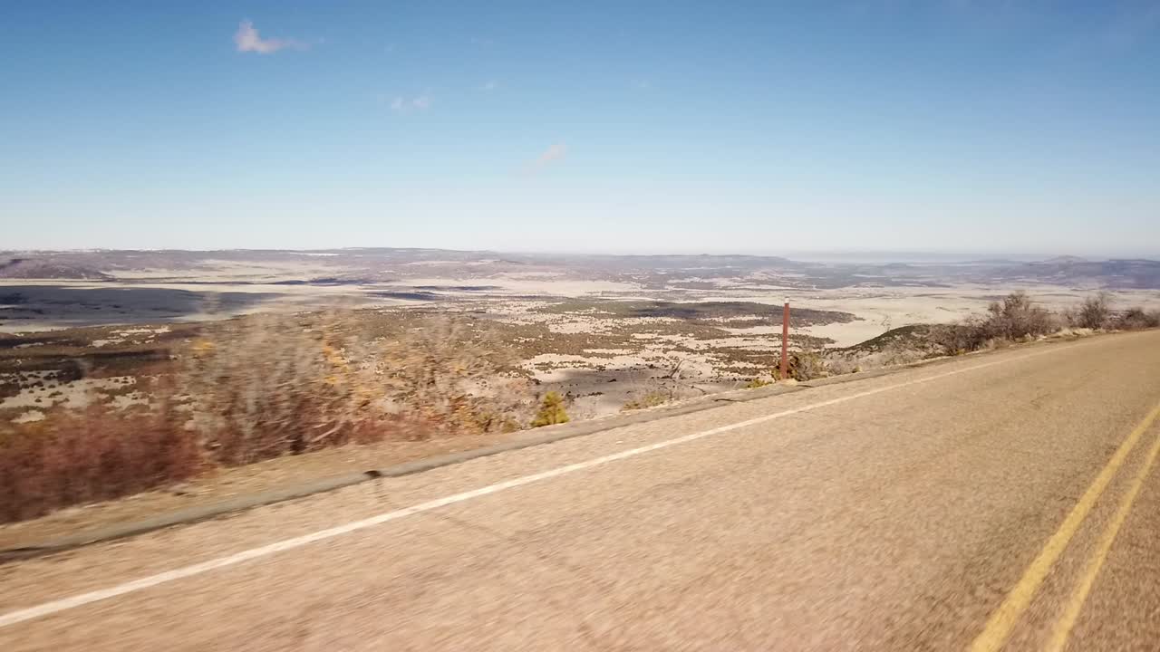 conducir por una carretera de montaña ventosa con impresionantes vistas en nuevo méxico