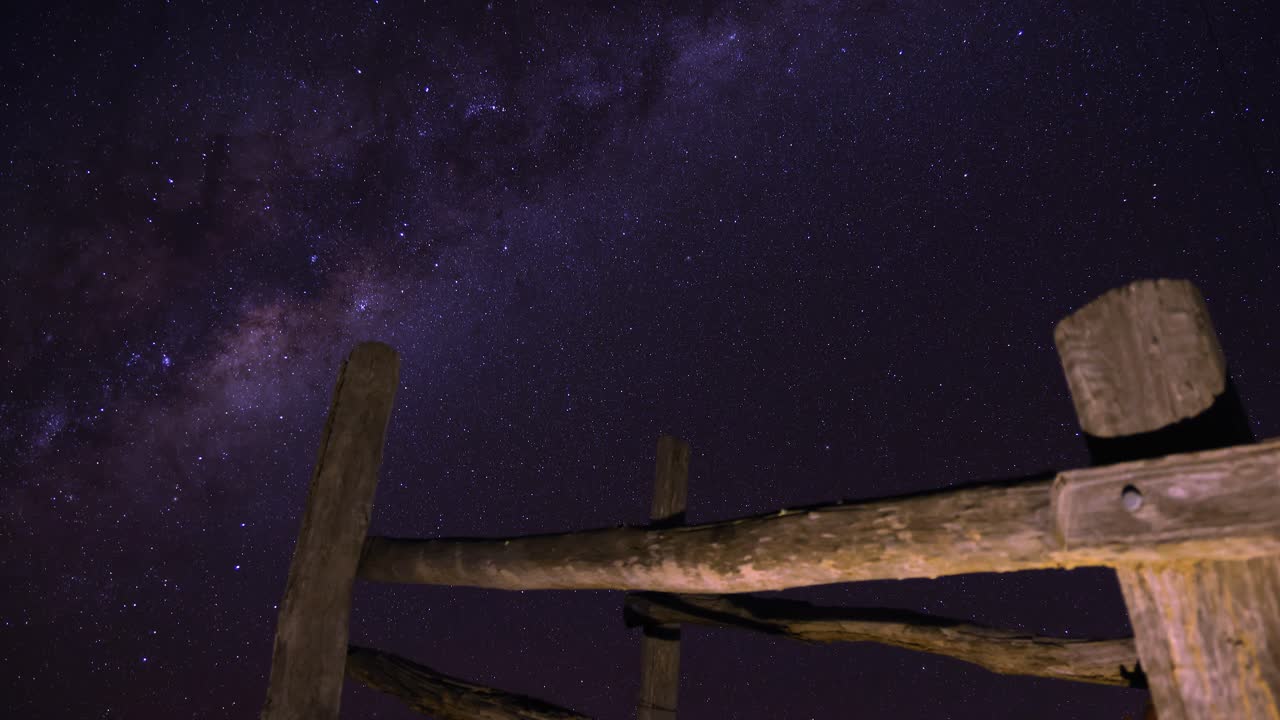 오래된 나무 울타리를 가로질러 움직이는 별들의 타임스