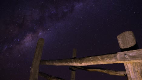 el lapso de tiempo de las estrellas que se mueven sobre una vieja valla de madera