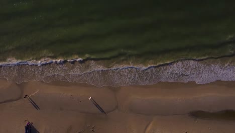 Toma-De-Arriba-Hacia-Abajo-Con-Drones-Del-Mar-Junto-A-Una-Playa-En-Dinamarca