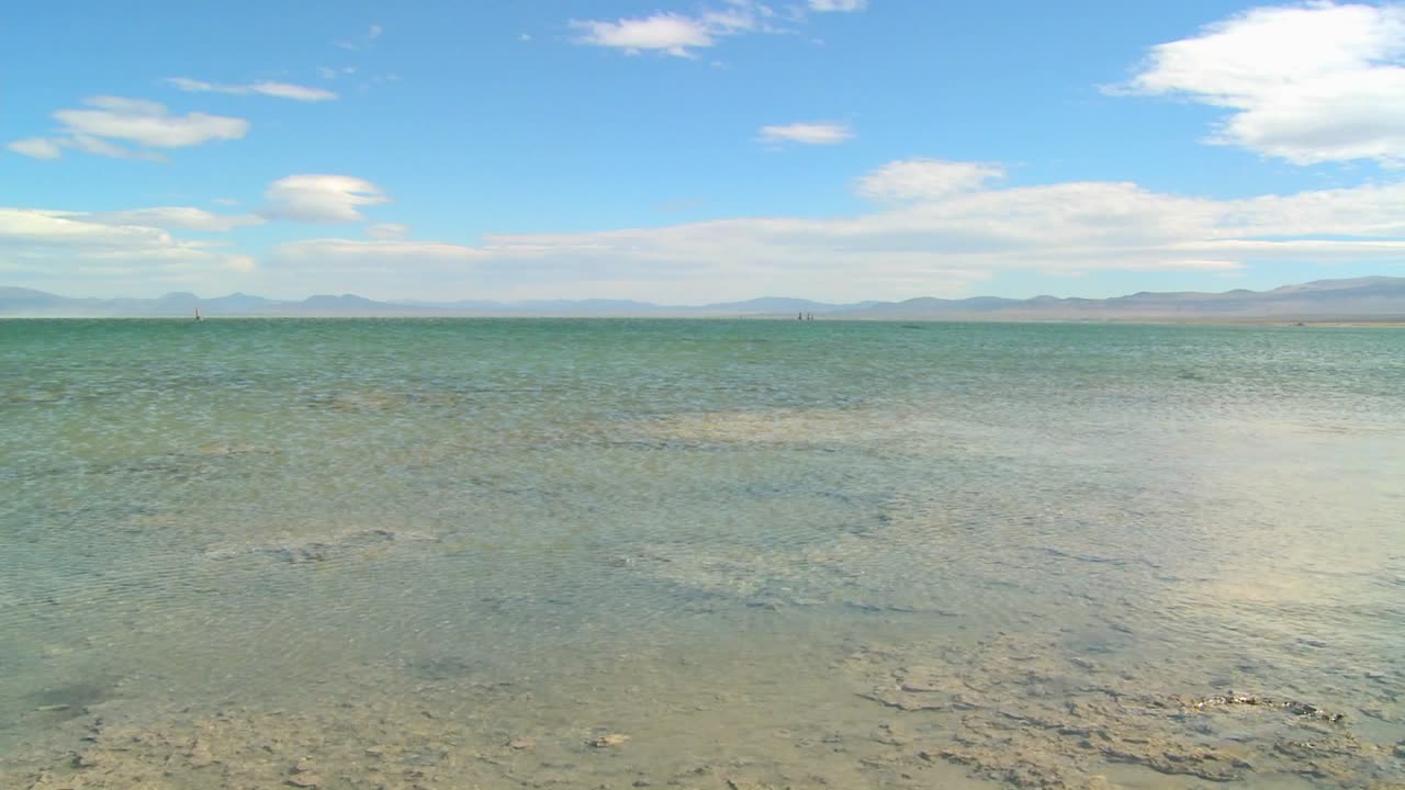 바람 부는 날 모노 호수를 가로질러 천천히 팬