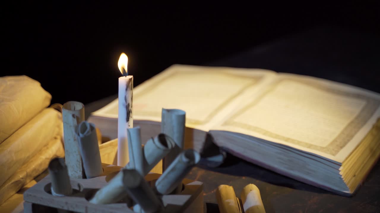una lectura de un libro a la luz de las velas en el antiguo lugar.