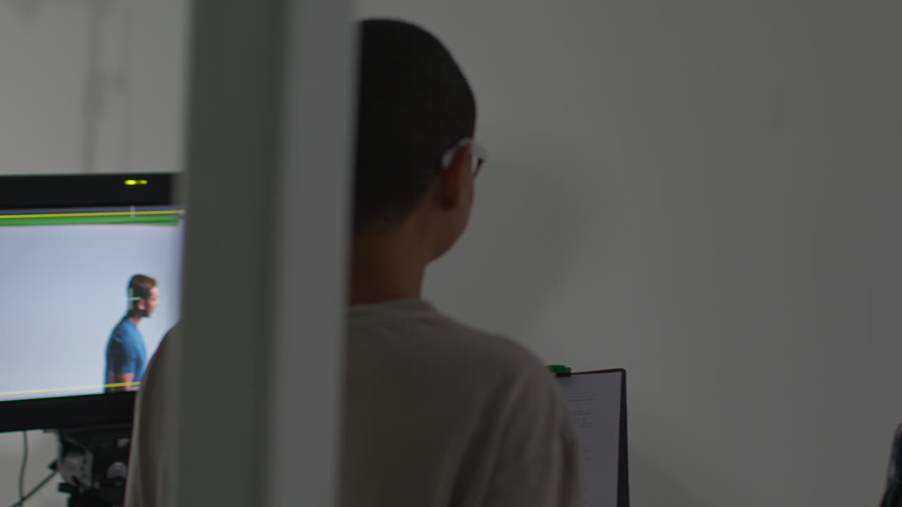 actores ensayando en el set rodando una película o un video en el estudio con una directora, un camarógrafo, un grabador de sonido y un asistente 1