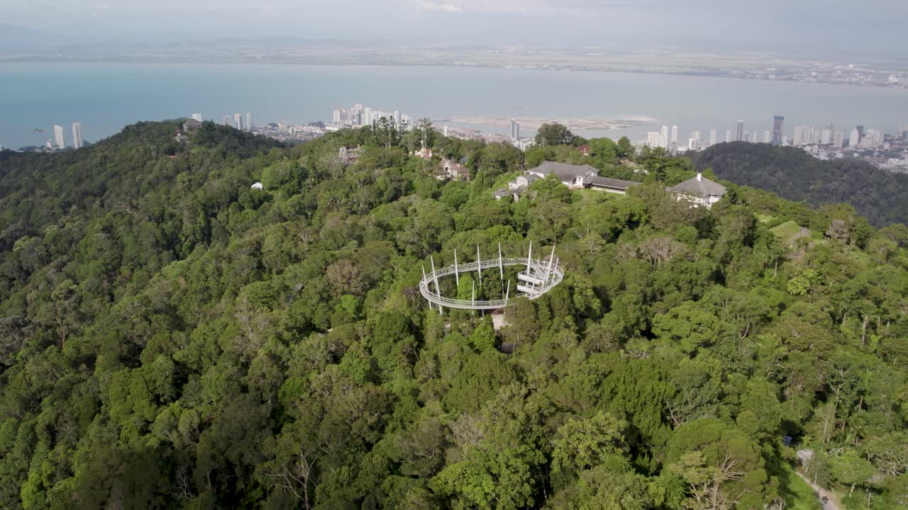 낮 시간에 페낭 언덕의 회전 샷