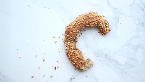 simit turco con semillas de girasol