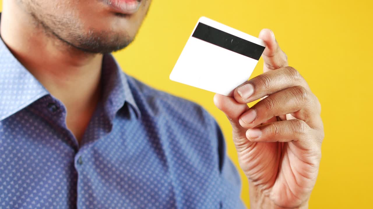 primer plano de la mano de una persona con tarjeta de crédito