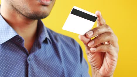 primer plano de una persona con una tarjeta de crédito en la mano