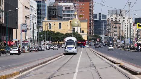 el tranvía viaja por una concurrida calle de nápoles.