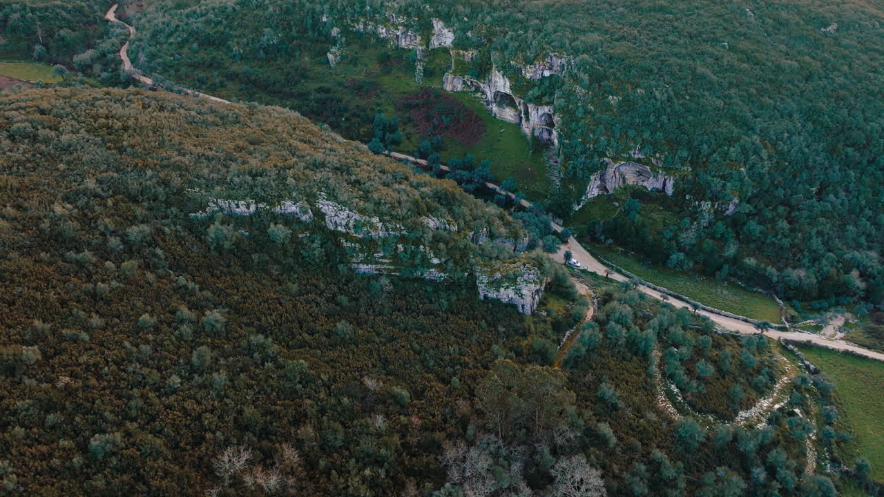 포르투갈의 부라카스 리 (buracas valley) 에 있는 천천히 촬영된 공중 영상.