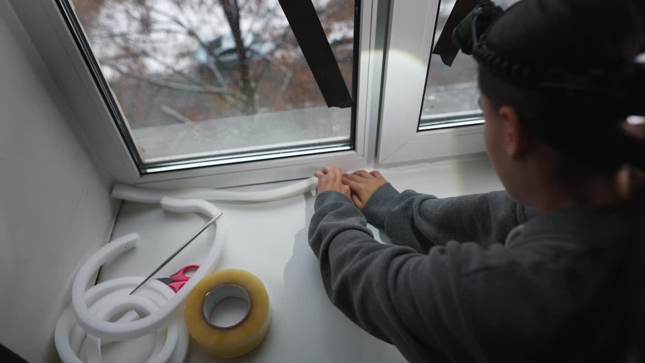 창문 단열을 설치합니다.