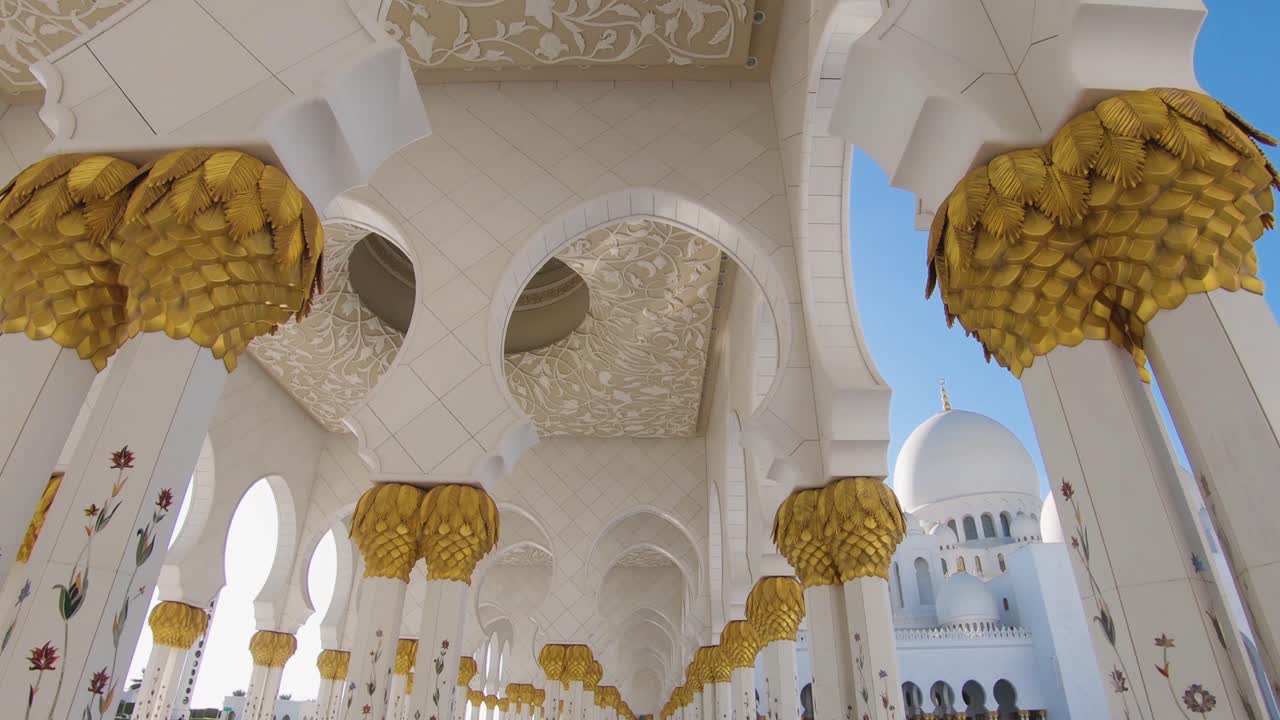 toma cinematográfica que captura detalles de la arquitectura islámica moderna, gran mezquita sheikh zayed abu dhabi uae