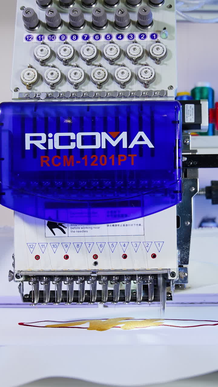Kiev, Ucraina, 2 maggio 2025: sarto cuce con la macchina da cucire. Lavoro di produzione con macchina da cucire automatica che ricama un motivo sul tessuto. Video verticale