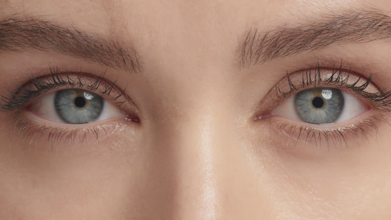 가까운 여자 눈이 아름다운 파란 눈을 열고 박이는 건강한 시력