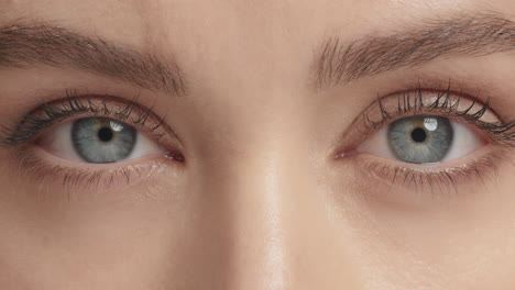 cerca de los ojos de la mujer abriendo hermosos ojos azules parpadeando vista sana
