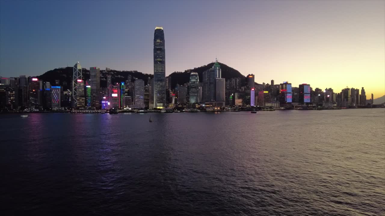 el anochecer de la isla de hong kong con el puerto de victoria