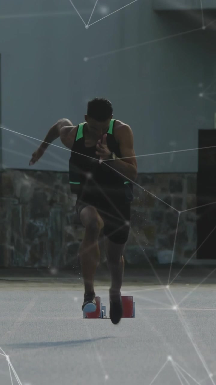 Video verticale: Sprinter che scatta dai blocchi, con una sovrapposizione di rete che evidenzia la falcata per la velocità.