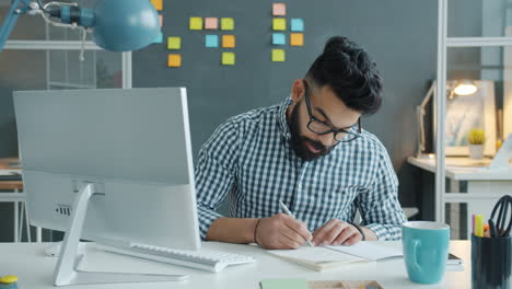 hombre trabajando en una oficina moderna