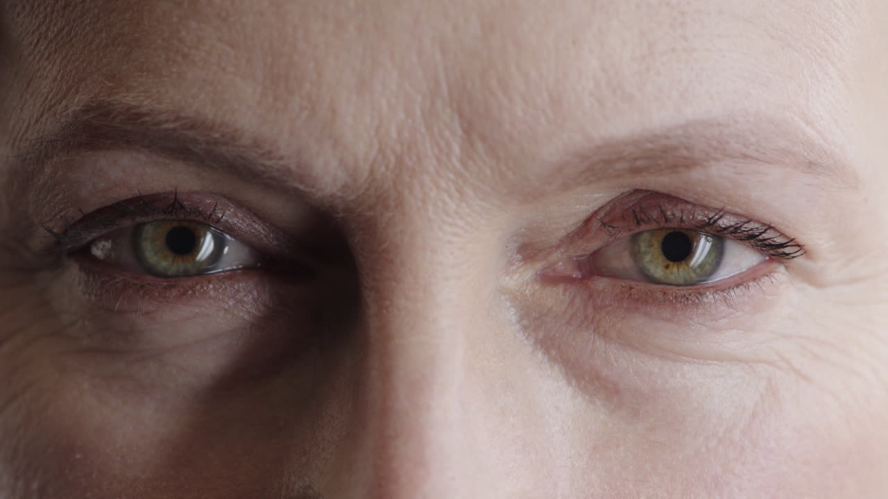 가까이에서 성숙한 여성 녹색 눈 카메라를보고  ⁇ 박이는 사려 깊은 쳐다보는 인간의 아름다움